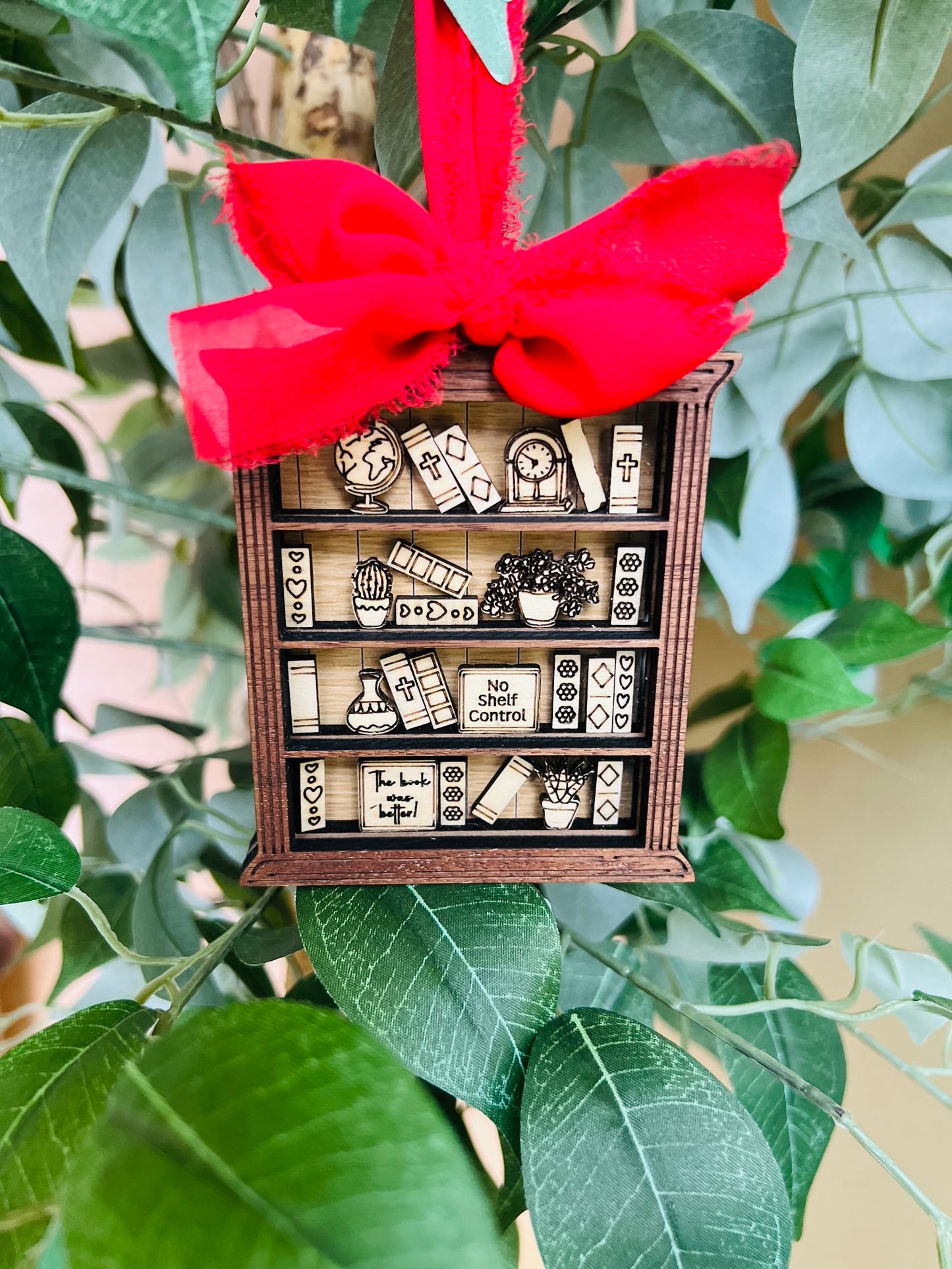 Bookshelf shaker ornament